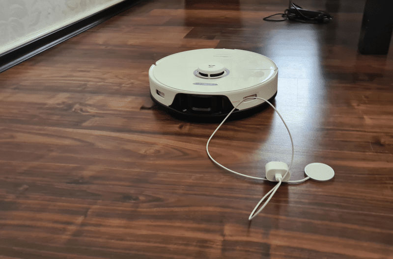 Roborock S8+ объезжает кабель во время теста.